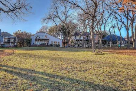 Million Dollar Lake house with Hot tub, King bed Fast Wi-Fi Отели в г. Роулетт