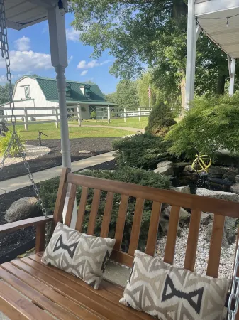 Cozy efficiency ONE large room ONE QUEEN bed apartment with kitchenette no oven.