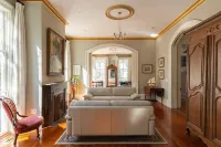 Large High End Historic Dtn Suite. 1 bed+sofabed