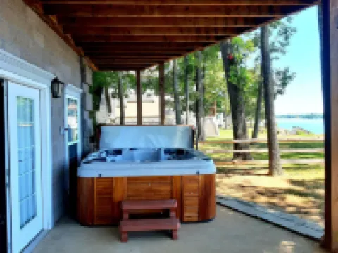 Gorgeous River Cabin King Beds Hot Tub Kayaks Fire Pit.