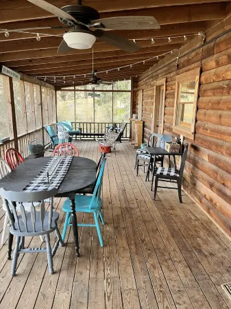 New Finished Lower Level. Peaceful 5-Bedroom Lake Front Cabin Easy Walk to Lake. Отели в г. Гамлог