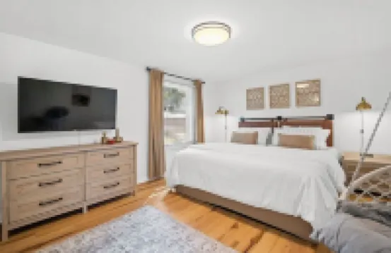 Charming 3-bedroom house with 5 beds, deck, fire pit, and BBQ, minutes from NRG