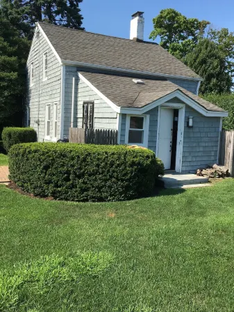 Southampton Beach & Town Cottage Отели рядом с достопримечательностью «Cryder Beach»