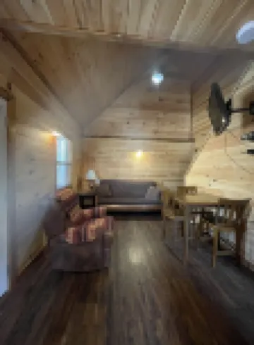 Cozy Cabin on the edge of town only 1/2 mile from Current River !