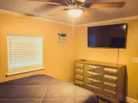 Posh 2 BR 1 Ba Close to Beach Shops and Bases in central fort Walton beach