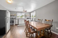 Artistic apartment with pool, 5-min to downtown