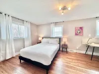 Stylish, Spacious, 4 TV's, Game Room w/ Bar and Lounge Area