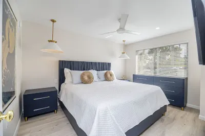 1 Block to Beach, heart of Old Naples, renovated fall ’23, Perfect Location