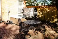 Charming German Village historic stay with hot tub 佛蘭克林植物園附近的飯店