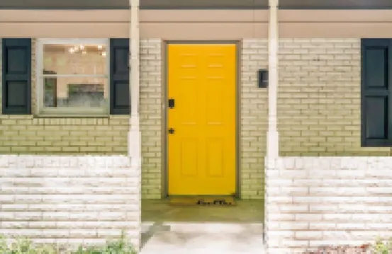 NEW Colorful Cottage + Hot Tub + Pets + 15 min to LAKE