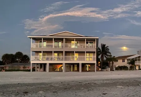 Stunning Condo Inside / Out Direct Beach Front Отели в г. Манасота-Ки