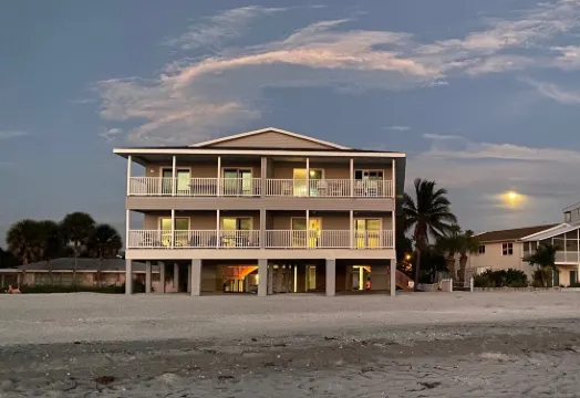 Stunning Condo Inside / Out Direct Beach Front