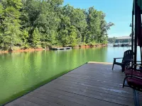 Lakefront cabin in quiet cove on Lake Hartwell
