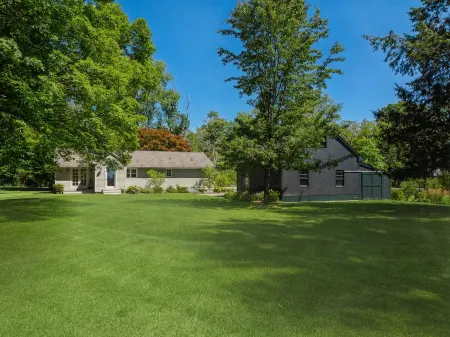 Two Bedroom Cottage Close To Town