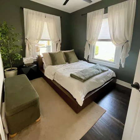 Timeless Charming Bungalow, feels like HOME! Отели в г. Нормал