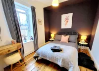 Reduced rate for stunning victorian cottage in the heart of Cowbridge Hotels in Cowbridge with Llanblethian