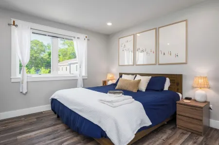 Brand New Modern and Cozy Townhouse On The Cusp Of Downtown Traverse City