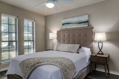 Great Location and Sleeps 10 Guests.  Perfect for Business or Families. Hotels near Welcome to Texas Sign