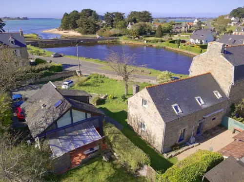 Warm, modern house 50m from the sea