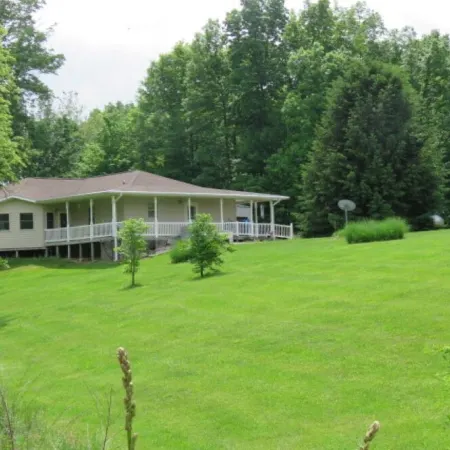 2-Bedroom Vacation Home Minutes Away from Greencastle and Depauw Campus