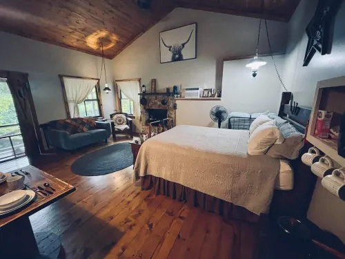Cowboy Cabin, come sit under the trees