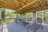 Hilltop Cottage with Hot Tub in Sky Valley, Ga Hotels in Sky Valley