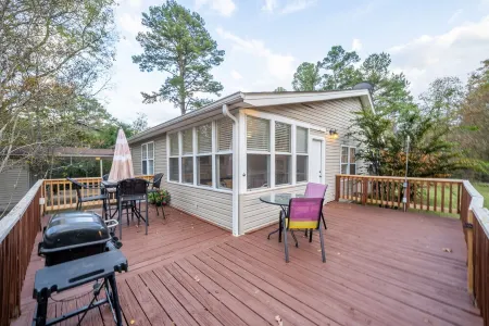 New Weston Cottage - Sleeps 6, Cozy and Private Stay!