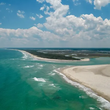Family beach cottage poised between the ocean, hiking, biking, eateries & shops
