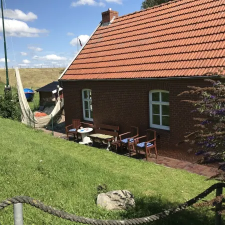 Four stars at the harbor: Modern renovated fisherman's house directly at the Ditzumer harbor
