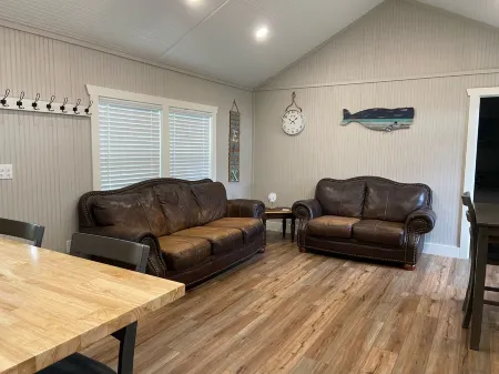 Cute cabin in nice quiet secluded area close to the water, The Coves Golf course Отели в г. Клиора