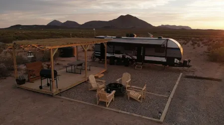 Starlight Sanctuary: Modern Off-Grid RV/Camper with A/C+Wifi Minutes from BBNP