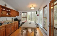 ADORABLE CREEK COTTAGE Charming Original Details, Fireplace, Near Town, WiFi