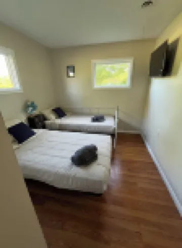 Lake view 2-bedroom cottage with new hot tub