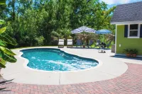 Charming 3-bedroom home with a private pool and firepit. 15 min from the beach.