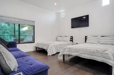 12 mins walk to universal/Steam Room Hotels in Universal City