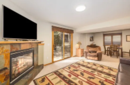 NEW HOT TUB, Game Room, PICKLEBALL COURT, AC, Fireplaces-close To RMNP, downtown