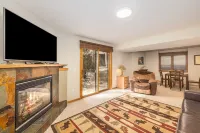 NEW HOT TUB, Game Room, PICKLEBALL COURT, AC, Fireplaces-close To RMNP, downtown