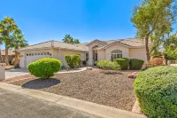 Pool & Putting Green with Golf Cart minutes to Golf Courses in Sunny Arizona!