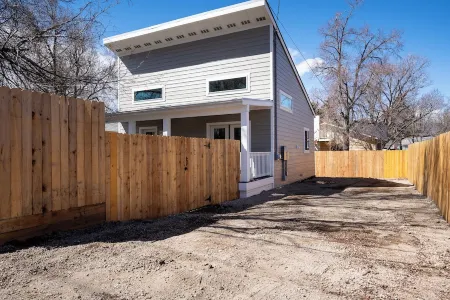 Hot Tub / Near Downtown / A/C / Couples Retreat