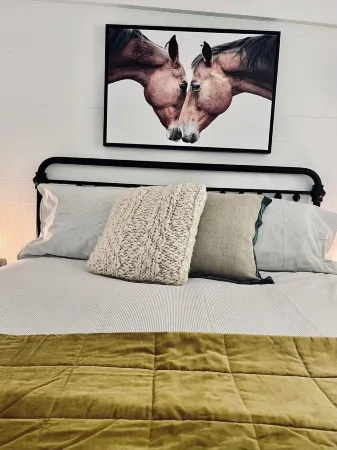 Little Olive Eco Cabin on a Private Dam.. Perfect for a Relaxing Weekend Away! Отели рядом со станцией NAMBOUR RAILWAY STATION