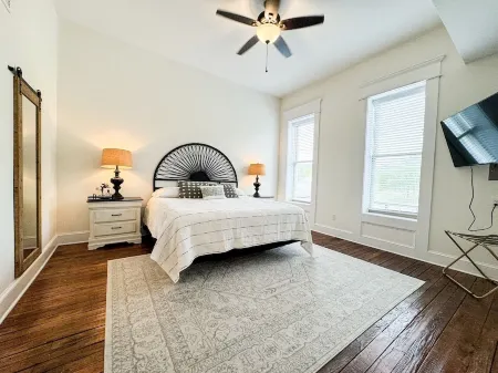 Spacious and Airy Loft/2 king beds/5 bed total/ Overlooking Broadway Ave Отели в г. Эксельсиор Спрингс