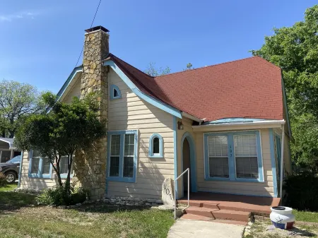Cottage near Downtown Center Point, 10 min to Kerrville & Comfort, pet-friendly