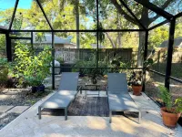 Backyard Oasis & Resort Style Pool Retro Rosie and Cobweb's附近的飯店