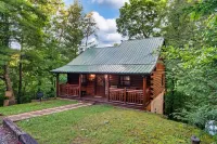 Hot Tub and Foosball Bliss at Smoky Mountain's Dreamcatcher Cabin! Hotel dekat Parrot Mountain Sign