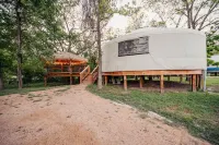 Love Bird Yurt/Cold A/C!! Hot Tub/Medina River/Couples Yurt/Close to Town! - Chalets
