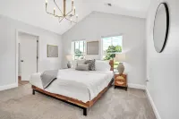Sleek 3BR Pet-Friendly Oasis, Close to City