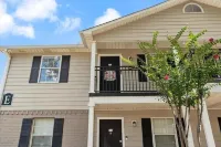 Newly Renovated Game Day - Ready Rebel Condo! 10 minute walk to games! Các khách sạn ở 