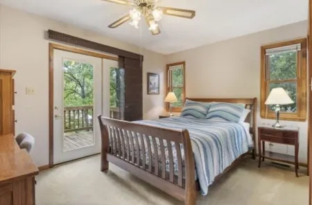 Cozy ranch, peaceful cove, dock space available. Close to restaurants!