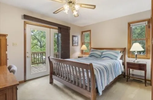 Cozy ranch, peaceful cove, dock space available. Close to restaurants!