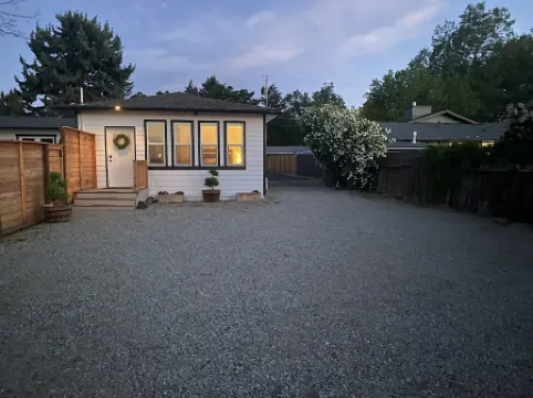 Newly renovated studio with farm and mountain view’s! 5 minutes to Jacksonville.